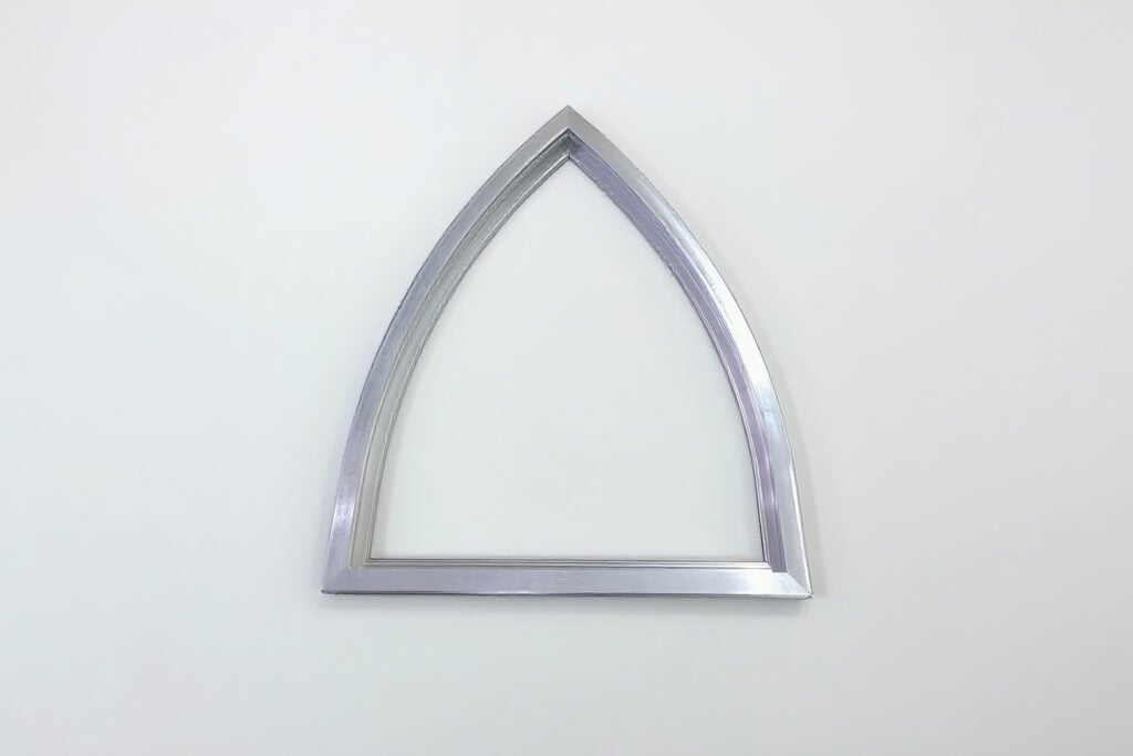 Marco de ventana en arco gótico apuntado de perfil de aluminio curvado