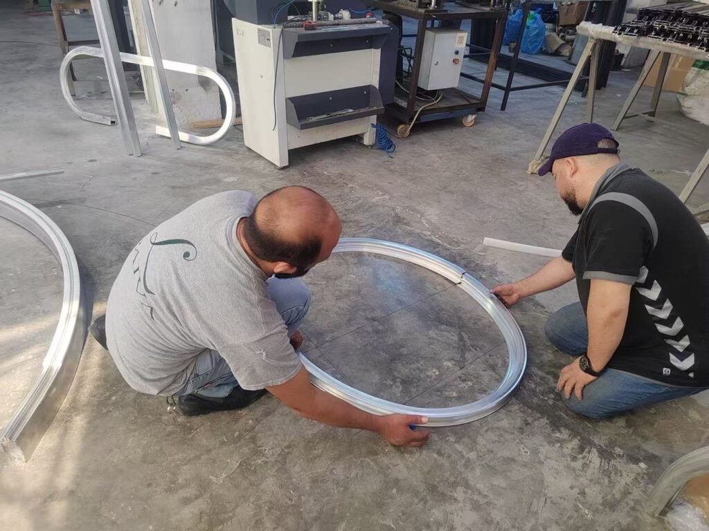 Control de calidad y verificación de geometría de perfil de aluminio curvado en taller