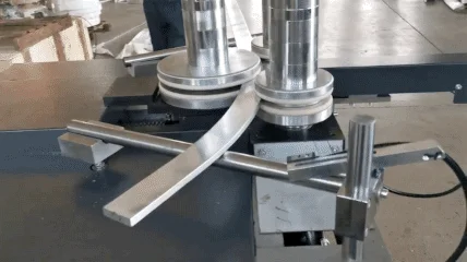 Curvado CNC de pletinas de aluminio en canto (hard way) y en plano (easy way)