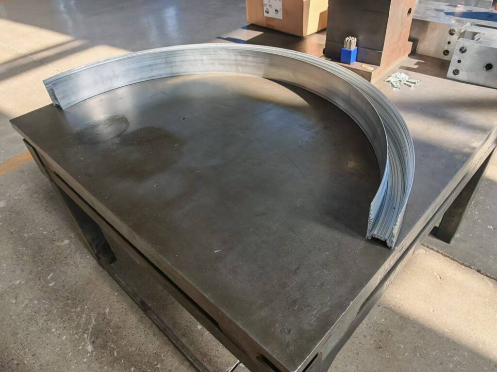 Control de calidad de perfil de aluminio curvado en mesa de inspección BIT