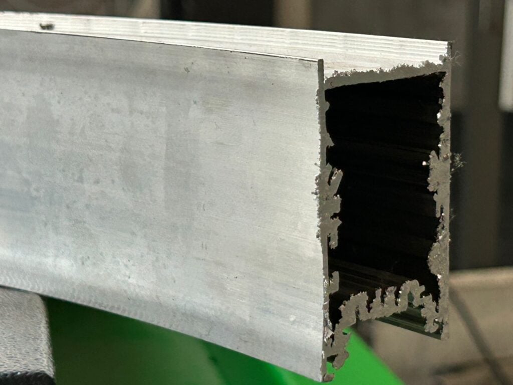 Puente tecnológico en canal de perfil LED para evitar deformación lateral
