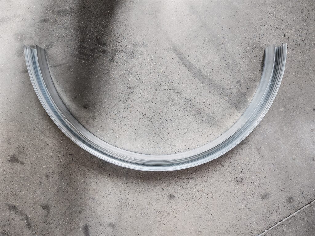 Resultado de curvado de perfil de aluminio con guías internas intactas