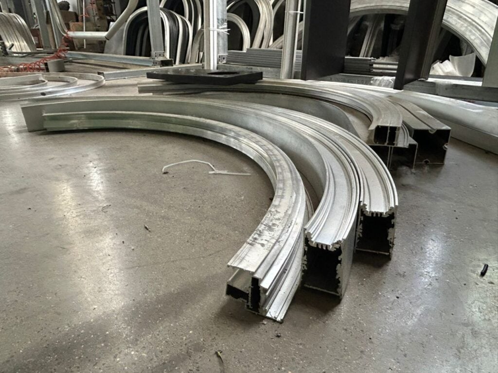 Producción en serie de perfiles de aluminio curvados con puentes temporales