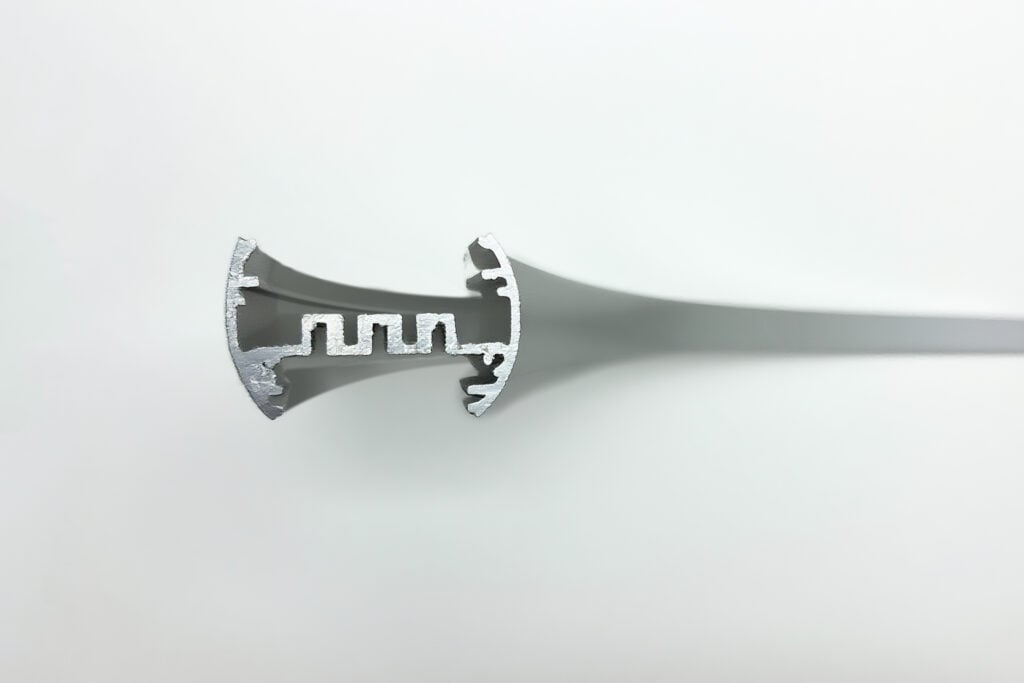 Perfil de aluminio con refuerzos internos curvado para LED