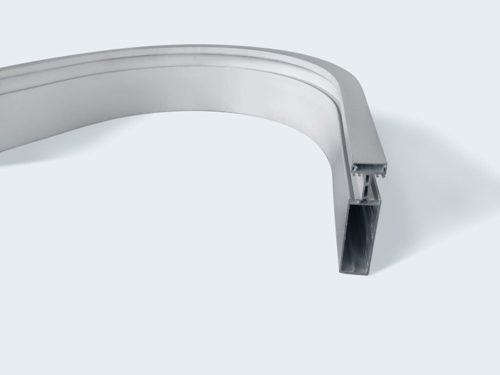 Curvado de perfiles de aluminio para fachadas ligeras en eje débil
