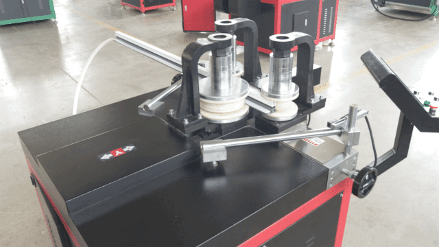 Curvado de perfiles de aluminio para ventanas