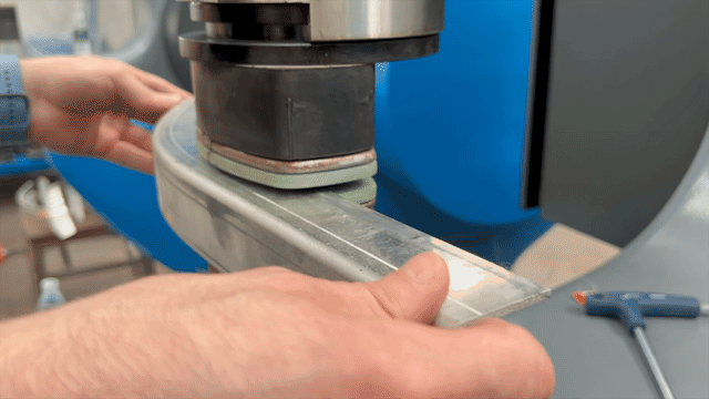 Proceso de curvado manual de ángulo de aluminio doblado