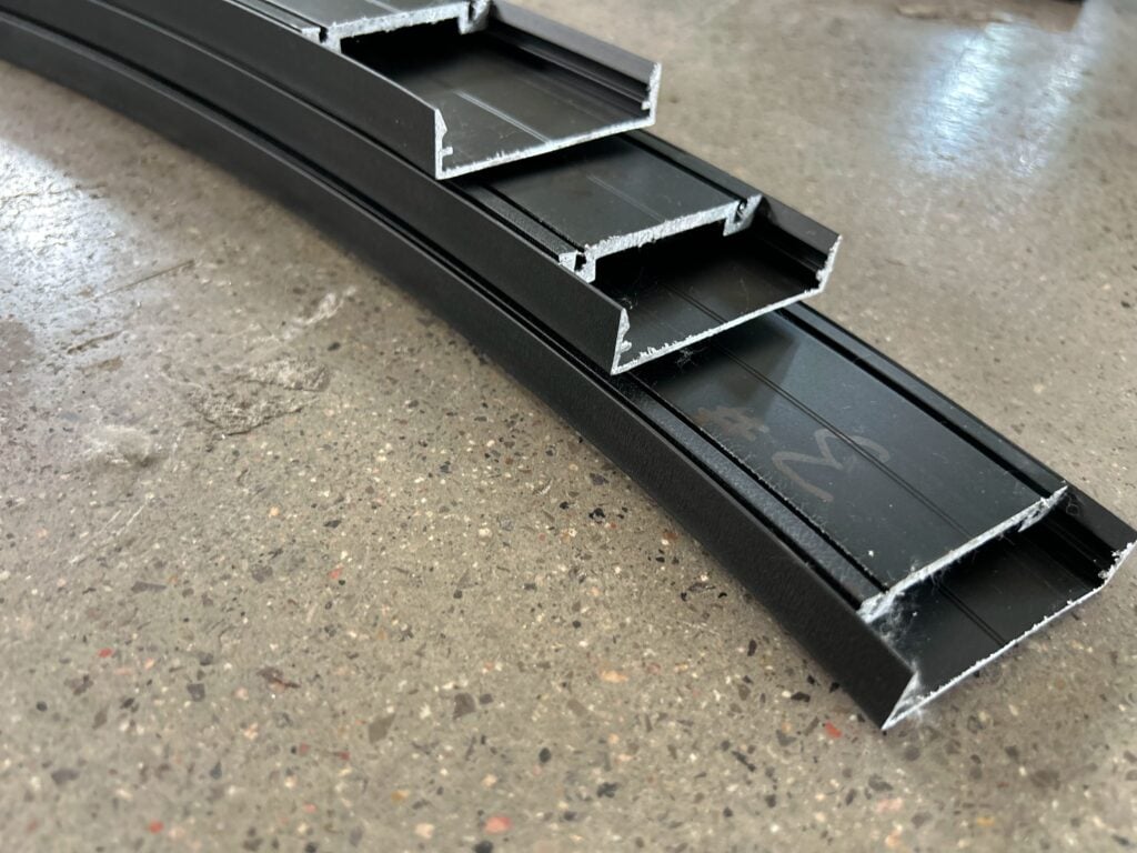 Perfil de aluminio para ventana curvado en color negro con junquillo