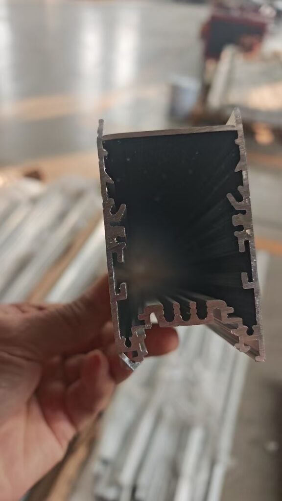 Sección transversal de perfil LED asimétrico con puente tecnológico temporal