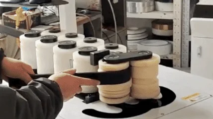 Curvadora de perfiles de aluminio multi-rodillos CNC formando un marco de espejo en estrella