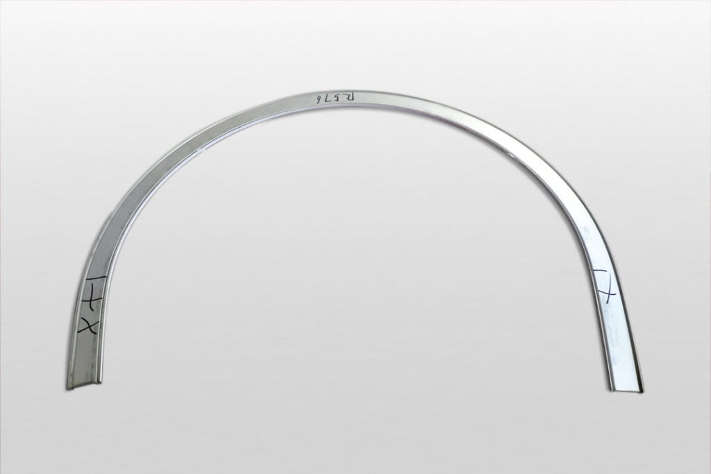 Curvado de pletinas de aluminio en arco de gran precisión