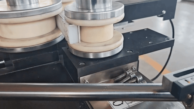 Ángulo de aluminio doblado con inserto polimérico de protección para evitar la deformación en curvadora PBA 500