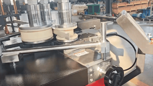 Ángulo de aluminio doblado en máquina curvadora de perfiles PBA 500 mediante rodillos sin soporte interno