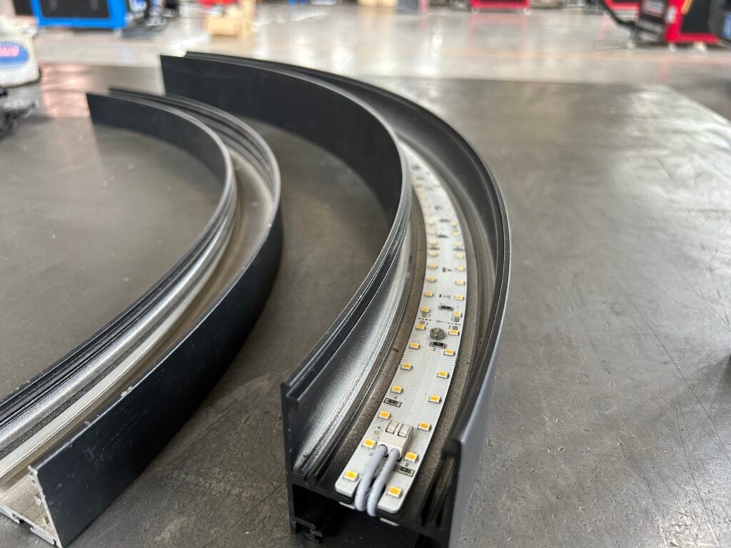 Perfil de aluminio negro curvado con tira LED instalada