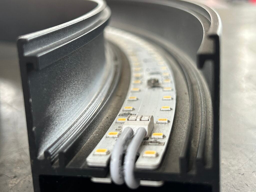 Detalle de ajuste de tira LED en perfil de aluminio curvado