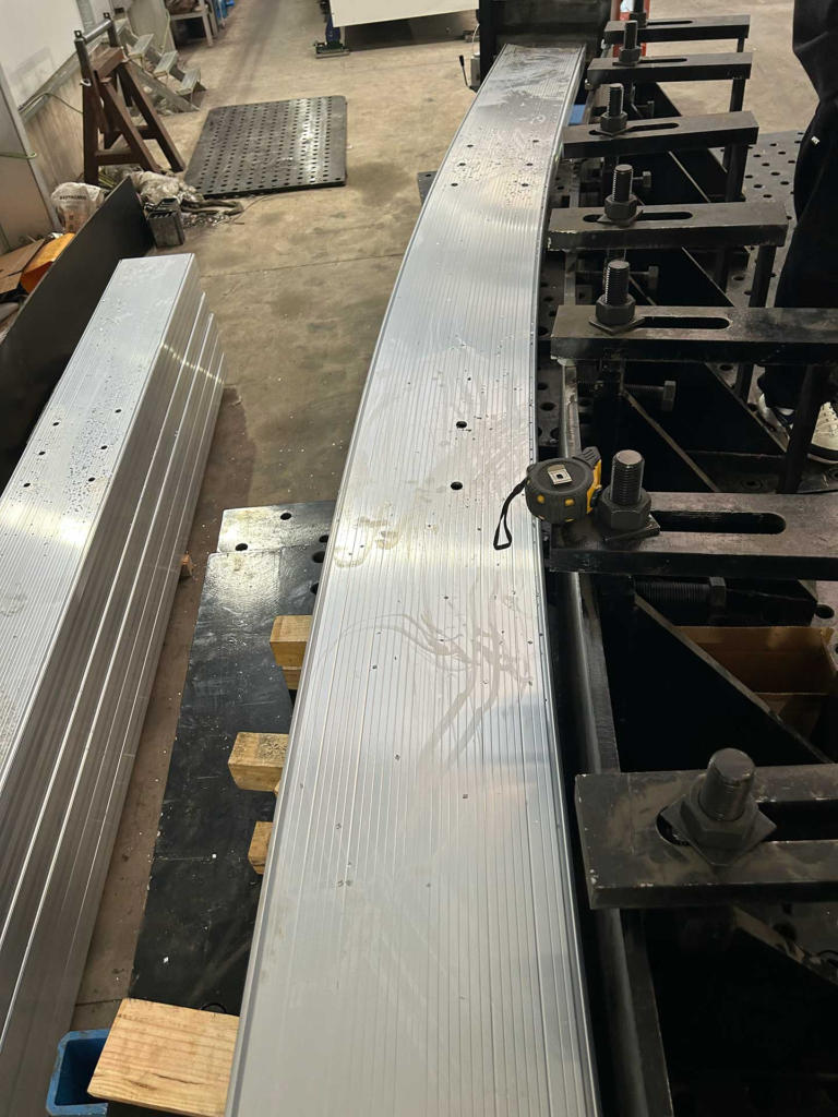 Curvado por estirado de perfil de aluminio para carpas y estructuras de domos
