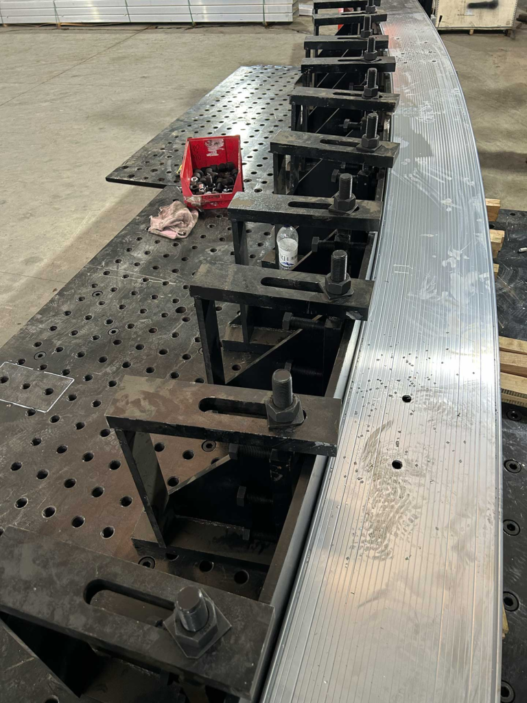 Curvado por estirado de perfiles de aluminio para la fabricación de sistemas de carpas