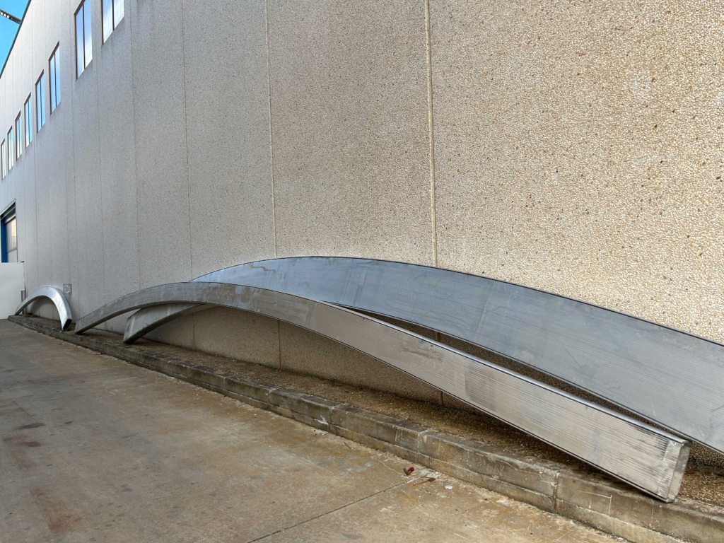 Perfiles de aluminio curvados a la perfección para carpas en una planta industrial en España