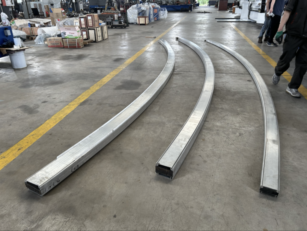 Pruebas de curvado de perfiles de aluminio para carpas en la fábrica de BIT para un cliente de EAU