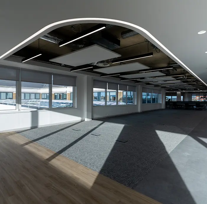 Luminaria LED suspendida de perfil de aluminio curvado para oficinas