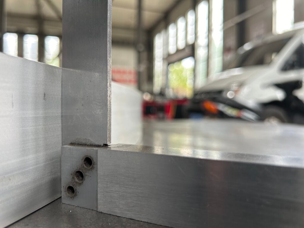 Control de calidad de perpendicularidad en perfil de aluminio curvado
