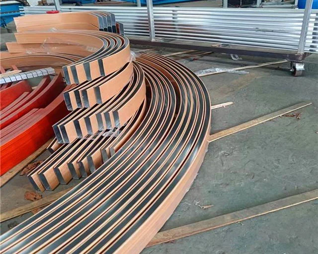 Tubo de aluminio curvado con acabado tipo madera
