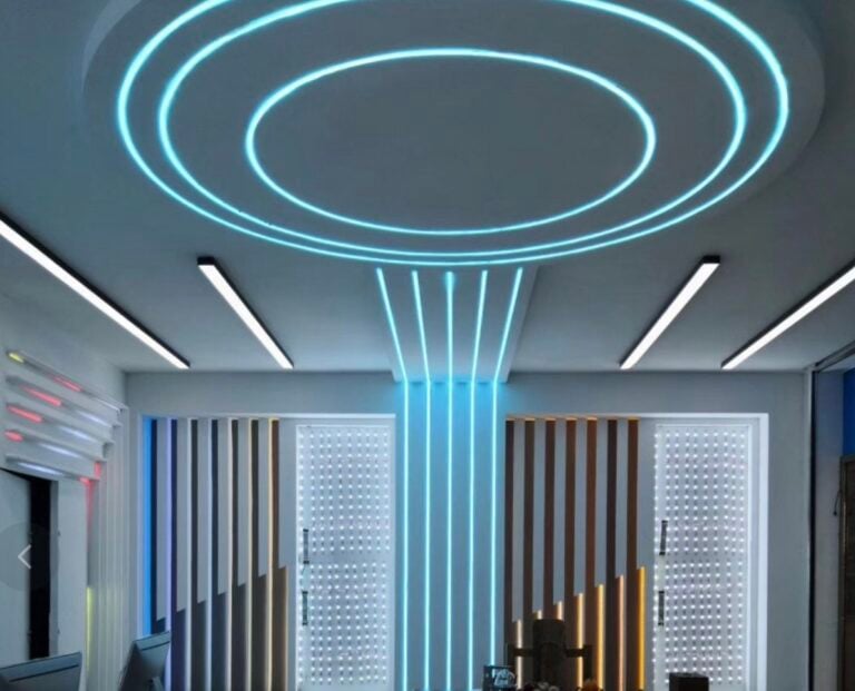 Diseño de iluminación LED en paredes y techo con perfiles de aluminio curvados