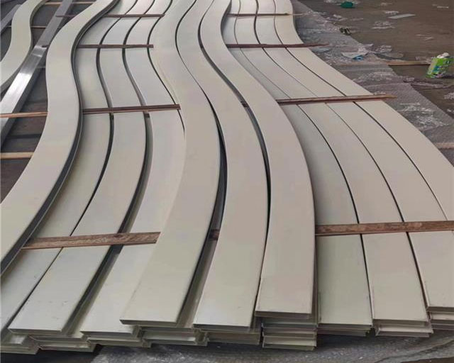Perfil U de aluminio curvado con forma ondulada