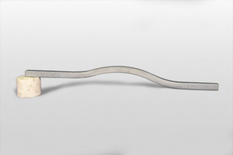 Pieza de tubo metálico realizada con curvado de forma libre